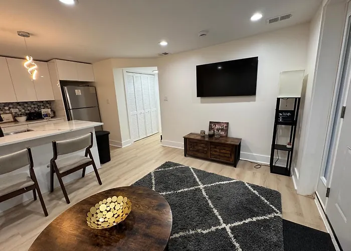 Apartment Bright Modern 2br, Close To Downtown *