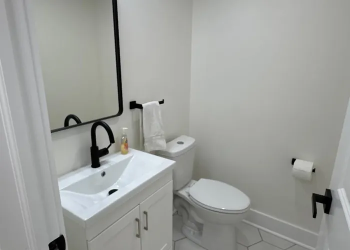 Bright Modern 2br, Close To Downtown Apartment